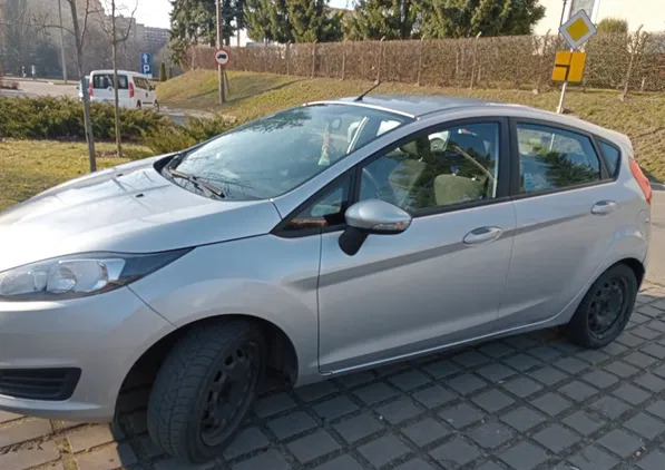 samochody osobowe Ford Fiesta cena 19000 przebieg: 143877, rok produkcji 2013 z Poznań